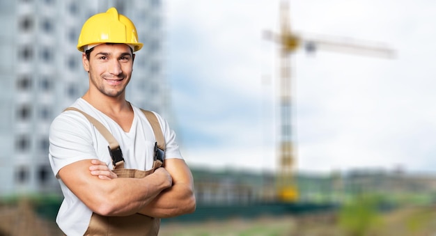 Foto artesano sonriente en la construcción de antecedentes