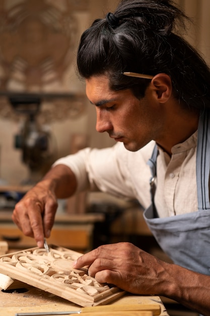 Foto artesano de tiro medio haciendo tala de madera