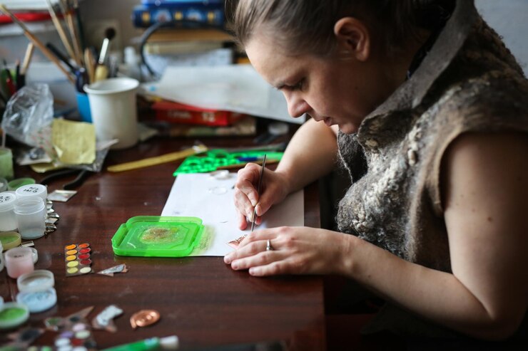 Foto artesano trabaja en la mesa creatividad y taller en casa el proceso de fabricación