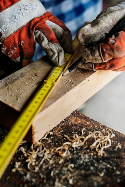 Artesano trabajando con madera