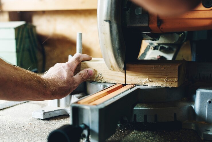 Foto artesano trabajando con madera