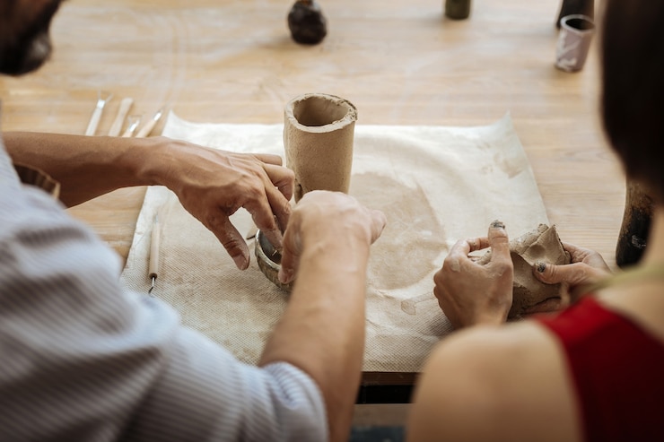 Foto artesanos profesionales. pareja de artesanos profesionales que se sienten felices mientras hacen bonitas vasijas de barro juntos