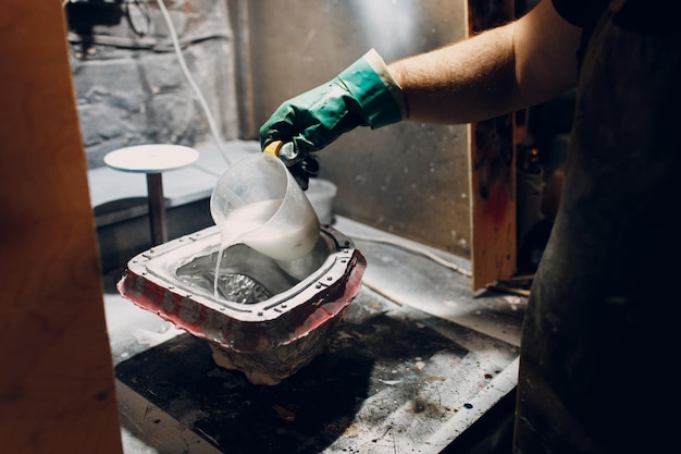 Artesão cria máscara à base de molde de gesso fundido e escultura de máscara de plástico