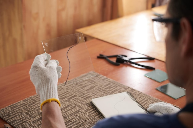 Artesão criando obras de arte de vidro