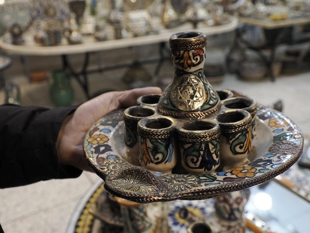 artesão judeu pintando e decorando produtos cerâmicos na fábrica de cerâmica em Fez, Marrocos, norte da África