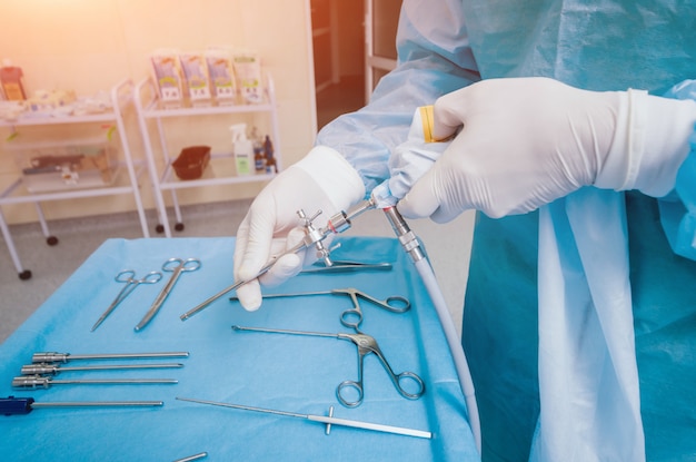 Arthroskopische Chirurgie. Orthopäden in Teamarbeit im Operationssaal mit modernen arthroskopischen Werkzeugen. Knieoperation.