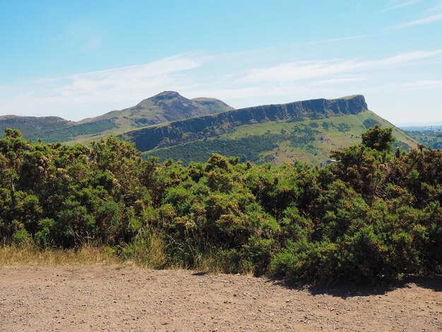 Arthur's Seat vom Calton Hill in Edinburgh aus gesehen