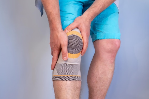 Articulação do joelho lesionada com um fixador especial que estabiliza a área problemática que segura a perna lesionada