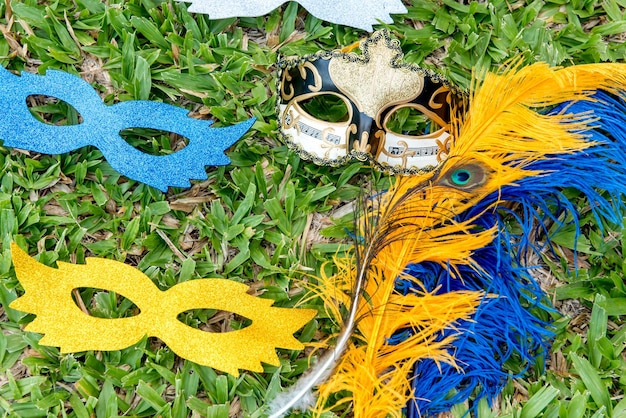 Artículos de carnaval de brasil en la hierba vista superior de la fiesta de carnaval de brasil