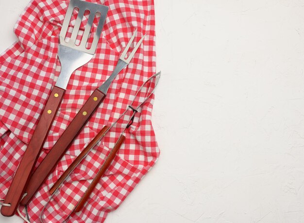 Foto artículos de cocina metálicos con manijas de madera para barbacoa en espacio de copia de fondo blanco