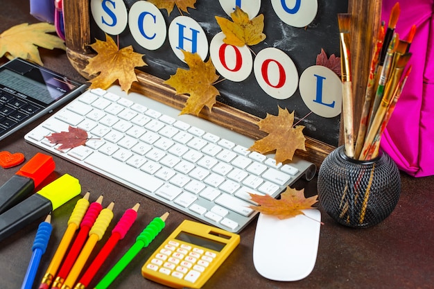 Foto artículos para la escuela en composición sobre la mesa