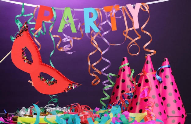 Artículos de la fiesta sobre un fondo púrpura