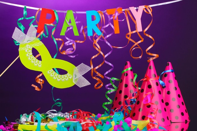 Artículos de la fiesta sobre un fondo púrpura