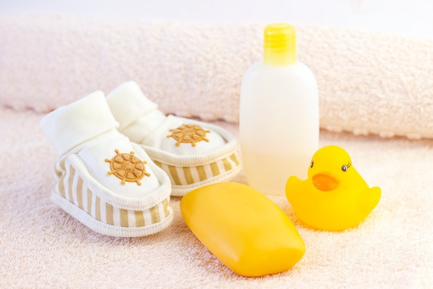 Artículos de higiene y baño para bebés con pato amarillo