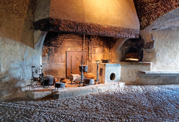 Artículos para el hogar antiguos exhibidos en el castillo de Gruyeres en Suiza. Es un sitio del patrimonio suizo de importancia nacional.