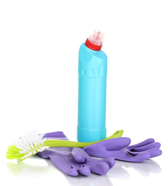 Artículos de limpieza y cepillo para inodoro aislado en blanco