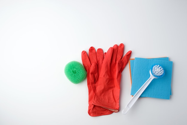 Artículos para la limpieza del hogar. guantes, cepillo y esponjas para quitar el polvo