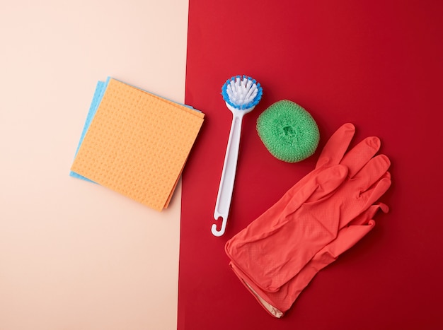 Artículos para la limpieza del hogar. guantes, cepillo y esponjas para quitar el polvo