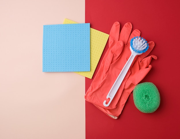 Artículos para la limpieza del hogar. guantes, cepillo y esponjas para quitar el polvo