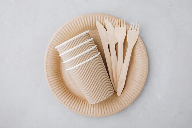 Artículos de mesa de papel desechables tazas de papel platos tenedores de madera cuchillos sin plástico y concepto de cero residuos