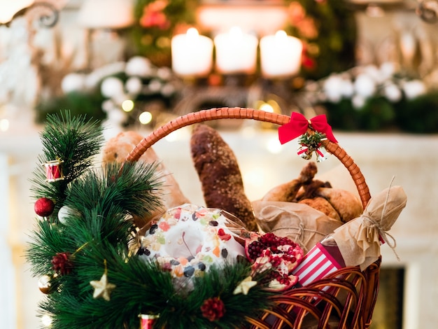 Artículos de Navidad en una canasta. Concepto de regalo de comida festiva