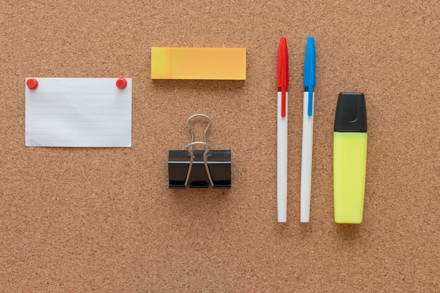 Artículos de oficina y elementos de negocios en un escritorio. Concepto de oficina creativa. Vista superior.