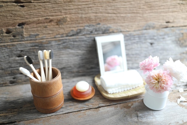 Artículos de tocador biodegradables cepillo de dientes de bambú y jabón natural y espejo y jarrón de rosas