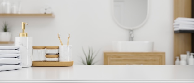 Artículos de tocador, contenedores de baño y toallas sobre una mesa sobre un interior de baño minimalista 3D