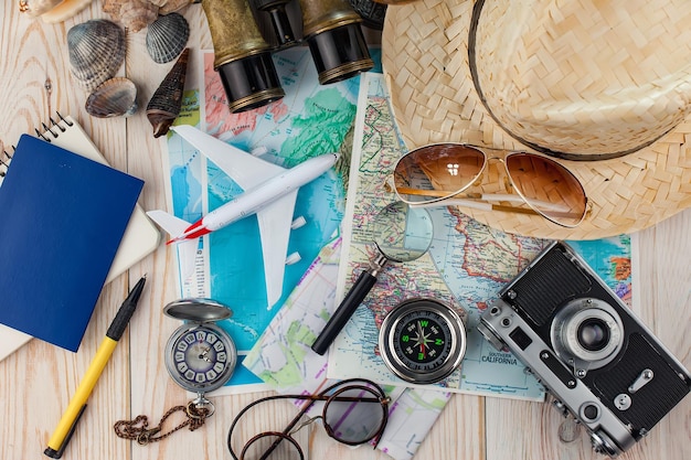 Artículos utilizados en viajes sobre el fondo de mapas
