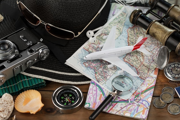 Artículos utilizados en viajes sobre el fondo de mapas