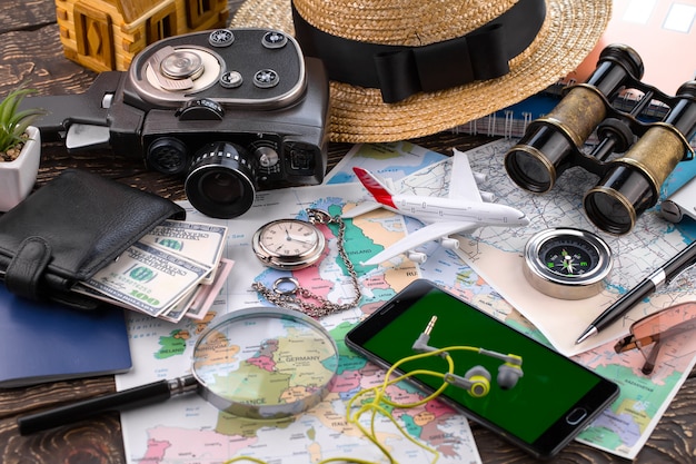 Foto artículos de viaje y accesorios sobre la mesa.