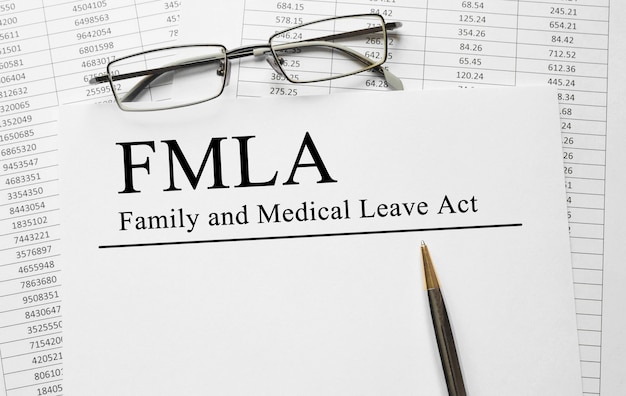 Artigo com a Lei de Licença Médica da Família FMLA em uma mesa