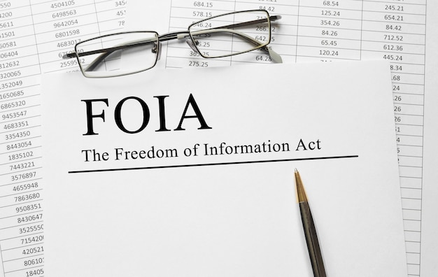 Artigo com The Freedom of Information Act FOIA em uma mesa