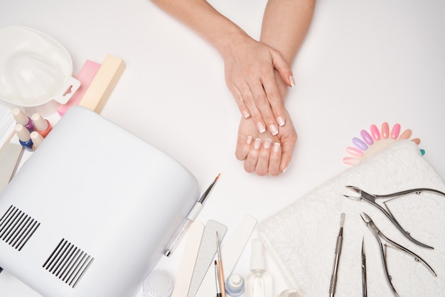 artigos de manicure e pedicure - lâmpada de secagem de esmalte, lixa de unha, tesouras e escovas