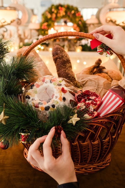 Artigos de natal em uma cesta. variedade profissional artesanal de deliciosa comida festiva. grande presente em diferentes feriados.
