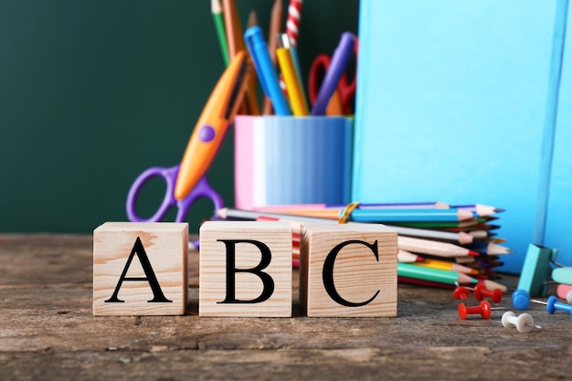 Artigos de papelaria coloridos e palavra ABC em cima da mesa