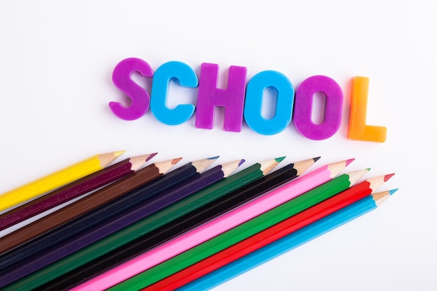 Foto artigos de papelaria da escola no fundo branco