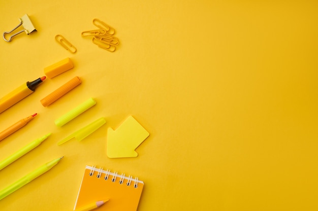 Foto artigos de papelaria para escritório, todos em tons de amarelo. acessórios escolares ou educacionais, ferramentas de escrita e desenho