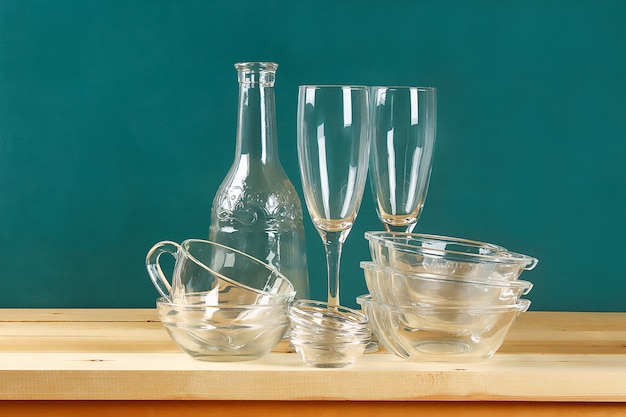 Foto artigos de vidro. pratos de vidro, copos, tigelas. pratos na prateleira. utensílios de cozinha.