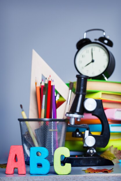 Foto artigos escolares na mesa