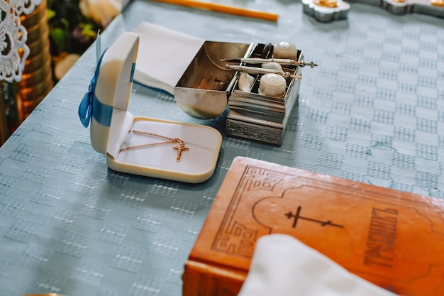 Artigos para o batismo de uma criança no altar da igreja