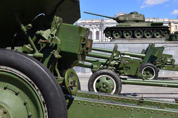 Artillería y tanques en la ciudad