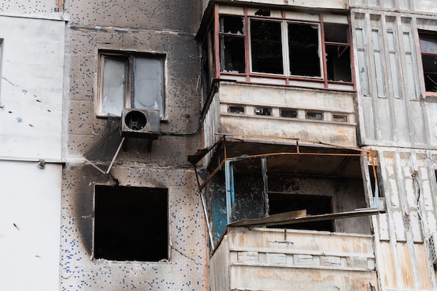 Artilleriebeschuss durch Russland auf ein Wohnhaus der zivilen Infrastruktur in Cherson, Ukraine