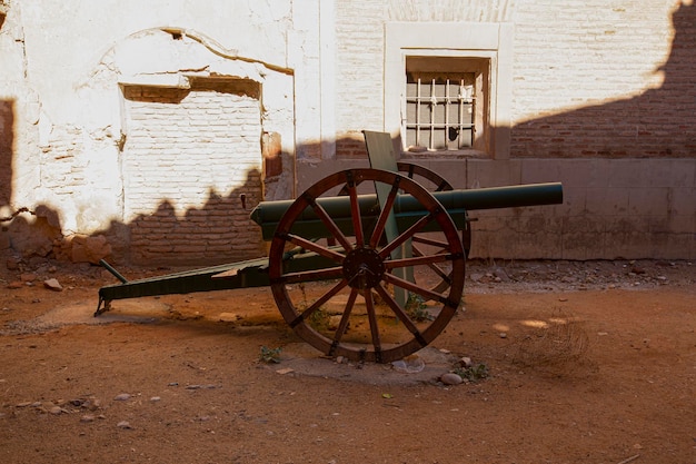 Artilleriekanone an den Eingangstoren der Altstadt von Belchite Provinz Zaragoza Autonome Gemeinschaft Aragon Spanien