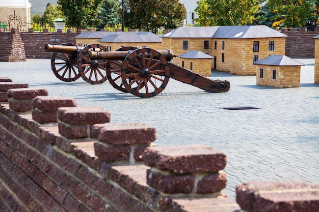 Artilleriekanonen in der Festung.