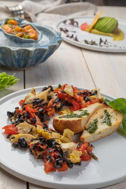 Artischocken in pikanter Sauce mit sonnengetrockneten Tomaten