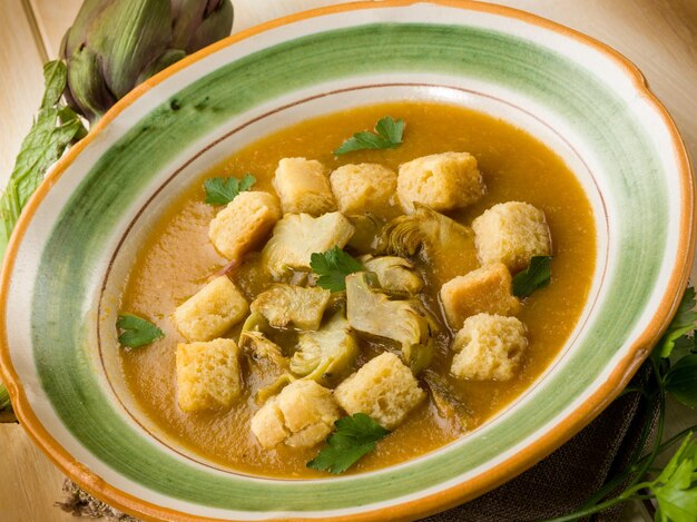 Artischockensuppe mit geröstetem geschnittenem Brot vegetarisches Essen