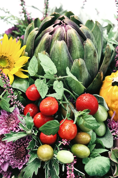 Foto artischockentomaten und blumenarrangement