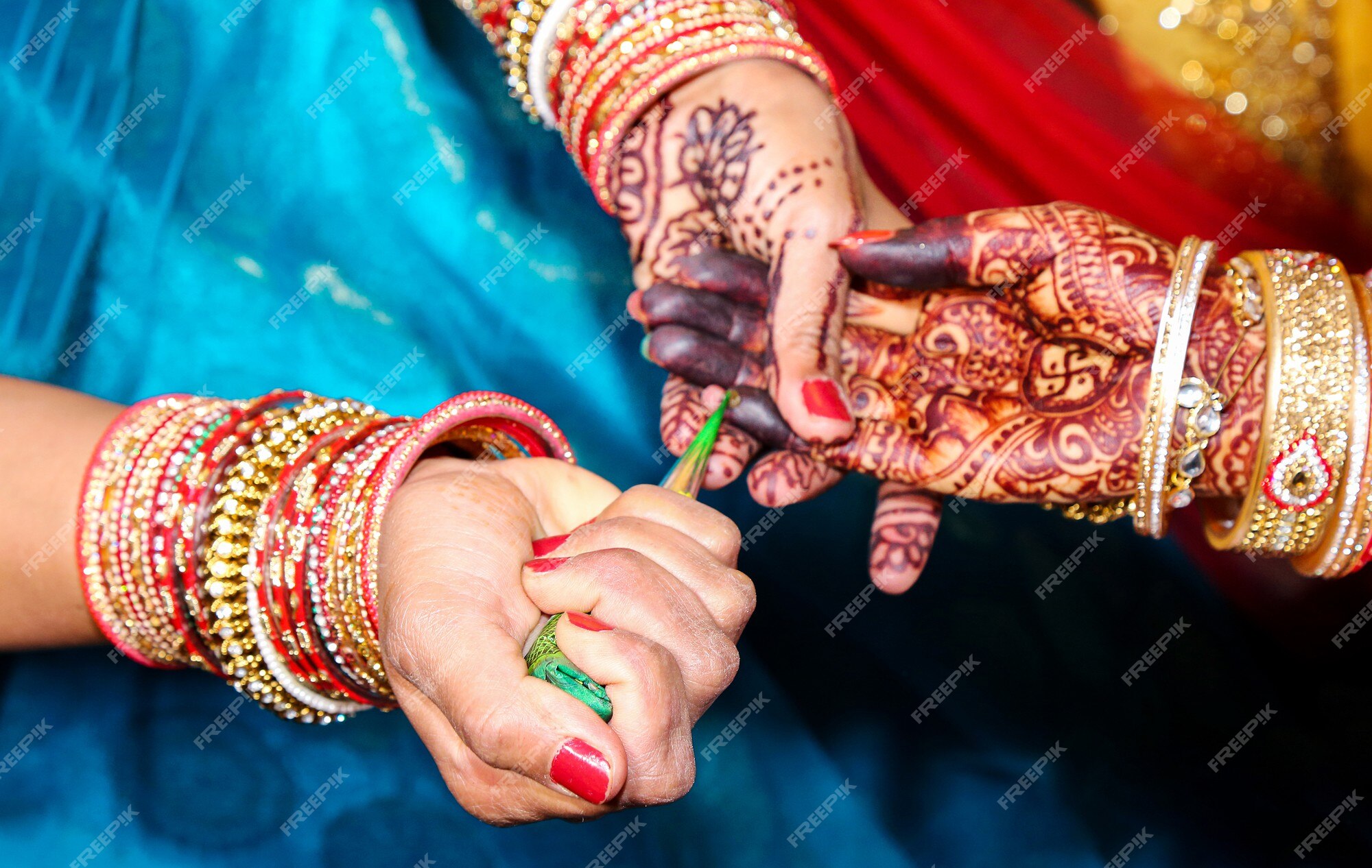 Artista aplicando tatuagem de henna mehndi na mão feminina