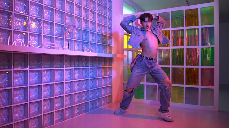 Foto artista asiático bailando estilo libre mientras mira a la cámara regalement